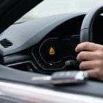Co oznacza żółty trójkąt z wykrzyknikiem na desce rozdzielczej?